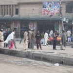 Piemiņas tusiņā ieradies arī džeks no Kanādas. Vispār šeit ir ļoti daudz cilvēku, un liela daļa no tiem izskatās kaut kādā veidā apreibinājušies. Tā kā alkohols Pakistānā nav lielā cieņā (un legalitātē), minēšu, ka pasākuma dalībnieki apsitušies ar visapkārt saožamajiem marihuānas izstrādājumiem. Jā, tā ir viena no lietām, kas sūfijus atšķir no parastajiem sunnītiem - viņiem patīk pīpēt visādus draņķus. Klīst leģendas, ka tieši sūfiju svētie esot pirmie, kas izdomājuši, kā iegūt hašišu. Bet par drošību, šķiet, īpaši nav jāsatraucas - tā kā 2010. gada jūlijā Data Darbar kompleksā (tur glabājas Abula ķermenis) notika terorakts, kurā bojā gāja vismaz piecdesmit cilvēki, tagad visi ir īpaši piesardzīgi un nevienu lieku iekšā nelaiž. Šī pasākuma laikā te esot dežūrējuši vairāk nekā 2000 policistu formastērpos ar automātiskajiem ieročiem, un vēl tam klāt nezināms skaits slepenpolicistu un policistu civilajos tērpos. Izklausās droši!