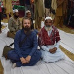 Ātri vien mums uzradās čoms, kurš gan ne vārda nerunāja angliski, bet visādi citādi izskatījās uzticams (to arī apstiprināja kungi formastērpos), tāpēc ļāvāmies viņam mūs vadāt pa pasākuma norises vietu. Sākumā skatījāmies uz viņu mazliet ar šaubām, bet beigās bijām ļoti priecīgi, ka šādu kungu atradām - viņš mūs aizveda uz TĀDĀM vietām, ko paši nekad nebūtu atraduši.