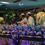 Lūk, piemēram, kādas kompleksa ēkas pagrabā uzstājas grupiņa. Sit pa bungām, trinkšķina kaut kādas arfas un skaļi dzied reliģiskas dziesmas. Atceries, nupat teicu par teroraktu 2010. gadā? Neviens gan īsti neuzņēmās atbildību, bet tāpat vairāk vai mazāk skaidrs, ka to paveicis kāds vahābīts vai cita islāma fundamentāla atzara sekotājs. Vahābīti un visādi Talibi sūfijus saukā par ķeceriem, jo šiem, redz, patīk dancot un dziedāt, kas, viņuprāt, nav musulmaņu cienīga rīcība. Un kā to risināt? Nuja, ar spridzekļiem. Neskatoties uz to, Data Darbar kompleksā joprojām ir laipni gaidīti visu reliģiju, konfesiju un novirzienu pārstāvji - šeit drīkstot lūgties visi.