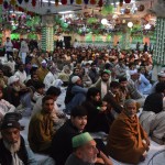 Tikmēr visi grupiņu skatīties sanākušie labprātāk skatās mani un manu lēkāšanu ar fotoaparātu.