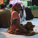 Šis kungs drīzāk izskatās pēc 1969. gada Woodstockas, nevis reliģiskas ceremonijas apmeklētāja.