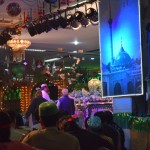 Pievērs uzmanību tiem papīrīšiem, kas lidinās pie skatuves (via ansambli redzēt nevar, priekšā stabs ar zilo mošejas bildi). Tās ir naudiņas! Ik pa brīdim kāds iziet pūļa priekšā, izvelk no kabatas/maka/tarbas naudu čupiņu un kā tāds milleniuma reperis izmētā to pa gaisu. Īsti līdz galam nesapratu, kam tā pienākas - uz skatuves nokritušo daļu pievāca ansambļa dalībnieki, pārējo no zemes savāca kāds kungs, kas izskatījās pēc deju zāles vaktētāja. Tomēr mana saprašana ir tāda, ka naudas metēji šādā veidā izrāda nevis savu bagātību (kā to dara reperi), bet brīnumaino nesavtību un cieņu.