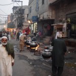 Galvenajā kompleksa ēkā (mauzolejā) un tai tuvu stāvošajām būvēm (mošejas, etc) mūs tā arī neielaida - ar somu un fotoaparātu nedrīkstot. Sargi gan piedāvāja uz vizītes laiku pasargāt, bet TIK ļoti es neuzticos pat Pakistāņu drošības sargiem. Nekas, atnāksim citu reizi. Svinību teritorija ir liela, te vēl daudz, ko redzēt. Šeit, piemēram, kungi vāra lielās zupas!