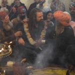 Baba izrāda man vislielāko cieņu, palūdz apsēsties viņam blakus un izsniedz savas ziedu virtenes! Mani pēc tam ieaicināja arī aiz telts esošās viesnīcas istabiņā, kurā uzturas kāds ārkārtīgi svarīgs sūfiju baba no ASV. Tas bija viens no spilgtākajiem piedzīvojumiem visa ceļojuma laikā. Tātad - ASV baba ir diezgan apaļš baltais kungs bez kājām (!!!), kurš sēž uz sniegbalti saklātas gultas istabas vidū, kamēr gultai apkārt uz zemes sasēduši ap 20 melnā tērpti pakistāņi. Visa istaba drausmīgi ož pēc marihuānas izstrādājumiem, un, sakot drausmīgi, domāju tiešām drausmīgi! Tādu THC koncentrāciju gaisā neesmu jutis nekad mūžā, pat ne pašās undergraundīgākajās ballītēs! Labi, varbūt manis stāstītais neizklausās tik briesmīgi, bet tas tikai tāpēc, ka mana literāro izteiksmes līdzekļu tarbiņa ir visai nabadzīga. Vispār kopējā sajūta bija tāda kā kaut kādās šausmu filmās. No situācijas izgāju, strauji atvainojoties, atsakoties no visiem hašiša pīpju piedāvājumiem un sakot, ka ārā sieva mani ļoti gaida, tāpēc man jādodas prom.