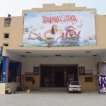 Kinoteātris. Es, kā nozares eksperts, ļoti gribēju apmeklēt kaut vienu Pakistānas kinoteātri, bet - visi, ko pa ceļam manījām rāda tikai Pakistānas un Indijas filmas oriģinālvalodā un bez subtitriem. Laikam neesmu vēl gatavs pavadīt divas stundas, skatoties dejošanā un klausoties urdu/hindi valodā. Šis kinoteātris man īpaši patika ar to, ka repertuārā ir filma "Hate Story 3" (plakāts labajā pusē). Tā nu gan droši vien ir naidpilna filma!