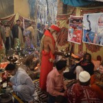 Nākamā babas telts. Šeit jau bišķiņ nopietnāks pasākums, telts izmērs ir jau kāda maza festivāla skatuves cienīgs, arī skatītāju daudz, daudz vairāk. Galvenais baba (arī, protams, no ASV - nezinu, kāpēc ASV babas šeit ir tik lielā cieņā) ieradīšoties ap deviņiem vakarā, pagaidām jāiztiek ar viņa lielo fočeni uz sienas. Mēs, neskatoties uz daudzajiem lūgumiem, deviņus tomēr nesagaidījām, iztikām ar tiem babām, kas pieejami tagad. Arī šeit mēs, protams, tikām uzņemti kā vissvarīgākie viesi, dabūjām sēdēt pašā apļa viducī, tieši blakus svarīgākajam kungam, tikām pacienāti ar tēju, daudzkārt atteicāmies no piedāvātajiem kāšiem un tā.