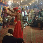 Pēc tam sākas danči - trīs vīri sit bungas un vecais baba metas dejā. Vēlāk viņam pievienojās daudz spraunāks jaunēklis, kurš acīmredzami arī plāno iet babas ceļu, jau tagad izaudzējis gana garus matus, daudz smēķē hašišu un dejo tā kā transā iekritis. Tikmēr parastie mirstīgie stāv apkārt aplī un pa brīdim apmētā dejotājus ar naudu.