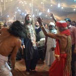 Arī es tieku uzaicināts uz deju. Dejošana nav tas, ko parasti labprāt daru, bet pēc daudzkārtējiem lūgumiem tomēr kļuva neērti atteikties. Abi sūfiji (arī iepriekš minētais jaunēklis - re, tas ar kailo torsu) priecājas par manu pievienošanos. Mūsu pavadonis neatkāpjas ne soli un turpina uzcītīgi vaktēt mani arī dejošanas laikā, lai tikai nenotiktu nekas ļauns. Mīļums!