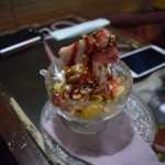 Kad nostaigāti 4 kilometri (jā, tas varbūt neliekas tik daudz, bet patiesībā aizņem vismaz kādu pusotru stundu, kamēr izlocies apkārt visiem cilvēku bariem, nepārtraukti pīpinošajiem tuktukiem un mocīšiem), esam godīgi nopelnījuši saldējumu savā mīļākajā Lahoras saldējumu ūķī. Re, cik smuki! Un tikai par apmēram 60 centiem!