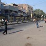 Nākamajā rītā esam nolēmuši doties uz Pakistānas/Indijas robežas slēgšanas ceremoniju. Tā kā esam šausmīgi taupīgi (lasi - skopi), atsakām visus piedāvātos "izdevīgos" variantus (1500 rūpijas ar visu aizvešanu, pagaidīšanu un vēl kaut kāda parka apmeklēšanu pa ceļam vai 600 rūpijas ar tuktuku vienā virzienā), un tā vietā brauksim patstāvīgi ar satiksmes autobusu par 50 rūpijām no cilvēka. Tomēr, lai tiktu tādā autobusā vēl trīs kilometri jāpaietas kājām līdz dzelzceļa stacijai, no kuras tas sāk savu maršrutu. Šo bildi rādu, jo krikets! Atkal krikets. Šoreiz pavisam atklāti un uz brauktuves.