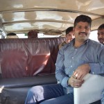 "Autobusa" biļešu kontrolieris, paskat, cik stalti pozē! Šeit esam jau galapunktā un teju visi pasažieri izkāpuši. Visādi citādi transportlīdzeklis pat nekustas no vietas, kamēr tajā nav sakāpuši 23-25 cilvēki.