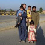 No autobusa galējās pieturas robežpunkta autostāvvietā līdz pašai robežai vēl kilometriņš jāpaietas kājām, bet ceļš pavisam mierīgs - ne tuktuku, ne mocīšu, ne mašīnu. Pulkstenis jau ir pāri diviem, tāpēc visi šodien robežu šķērsot kārojošie ir jau gabalā. Pa ceļam gan vienalga nākas vairākkārt bildēties, te, piemēram, esmu ticis pie bērna, ar kuru neprotu apieties. Man visu laiku liekas, ka es viņu salauzīšu!