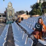 Tā, esam notikuma vietā. Protams, kā jau vissvarīgākajiem ārvalstu viesiem pienākas, esam nosēdināti pašā priekšā. Iegādājāmies vismaz civilprocesa uzsākšanai atbilstošas kvalitātes Pakistānas karodziņu par piecdesmit rūpijām un esam gatavi skatīties šovu.