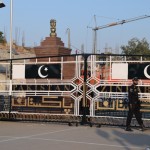 Pagaidām vēl karogi plīvo augstu virs bildes robežām (šis tusiņš tiek dēvēts arī par karogu nolaišanas ceremoniju), un vārti vēl ciet. Par visu pasākuma vēsturi un nozīmi var izlasīt Karīnas jau pāris nedēļas atpakaļ publicētajā rakstā (<a href="www.karijs.lv/pakistanas-indijas-robezas-slegsanas-ceremonija/" target="_blank">šeit</a>) tāpēc visiem notikumiem pieķeršos tikai tā virspusēji, labi?