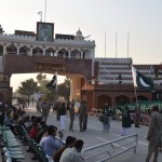 Pirms īstie robežsargi iznāk pasākuma norises laukumā, publiku uzkurina pāris Pakistānas krāsās (un ar Pakistānas simboliku izrotāti) vīri, kas sit bundziņas, plivina karogus un skaļi kliedz patriotiskus saukļus. Sajūta paties kā futbola mačā!