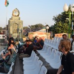 Kā gadījies, kā ne, pavisam nejauši tieši mums blakus piesēž jau pagājušajā nedēļā satiktais Ferijs (Jā, viņa vārds ir Ferry, vecāki viņi nosaukuši par prāmi, iedomājies?!) no Vācijas - tas blondais kungs ar brillītēm labajā pusē. Re, cik Pakistāna maza!