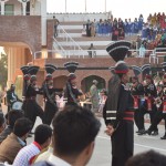 Tā, šovs var sākties, visi zaldāti sākumā no savas mājiņas iznāk kopā, un tad pēc komandiera pavēles dalās komandās un katrs dara savus darbiņus.