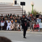 Šis kungs vairs nav savos labākajos gados, un izskatās bišķiņ arī apaļīgs un neveikls. Īstajā dzīvē tā vis nav - vienkārši neveiksmīga bilde. Šis, tāpat kā citi, arī prot kājas pacelt līdz pat micei! Un, re, fonā arī visādi reliģiskie vadoņi sasēduši pie VIPīgajiem.