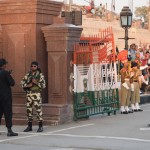 Uz mirkli atveras abu valstu vārti, viens otram pretim nostājas kaut kādi specvienību cīnītāji. Abiem tik moderni ieroči, cik modernus vien varēja pa visu valsti atrast - ar visādiem tēmekļiem, sensoriem un droši vien iebūvētu vaifaju arī. Visiem ļoti svarīgi parādīt, ka ir spēcīgāki, varenāki, modernāki un visādi citādi nekā lielākie ienaidnieki tepat aiz robežas. Starp citu, visas ceremonijas laikā neviens nepārkāpj balto robežlīniju. Vicinās, mēdās, pāris reizes ar demonstratīvu nepatiku paspiež rokas, bet pāri līnijai - nē! Ievēroji, ka indiešu pusē ir arī sieviete? Kas tad tā būs par robežas sargātāju, haha! Sievietei taču vieta ķēķī, nevis uz robežas!