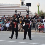 Reku tā vīri rāda saviem kaimiņiem! Iedomājies, ja mūsu robežsargi tā stāvētu Valkā pie Igaunijas robežas! Tikai lielo cepuru vietā kaut kādas Vidzemes tradicionālās aubītes.