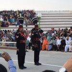 Ierindā palikuši pēdējie divi vīri, viens no tiem komandieris (tas ar vaļējo muti, protams, viņš taču kliedz komandas). Tūlīt nokomandēs un soļos pie vārtiem mēdīties un rādīt dūres.