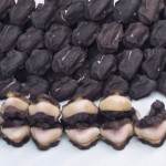 Reku tuvāk. Pagaršojām, garšo gandrīz pēc kastaņiem, tikai tādi mīkstāki kaut kādi. Vēlāk, jau pēc apēšanas, staigājām apkārt, prasījām garāmgājējiem, kas tas ir, kā tas saucas angliski. Saliekot kopā visas iegūtās atbildes, pagūglējot, mūsu minējumi par kastaņu garšu izrādījās diezgan trāpīgi - tie ir ūdenskastaņi! Tiem gan nav nekāda sakara ar tiem, kas aug kokos, bet garšo līdzīgi un arī miziņas līdzīgas. Kuras turklāt patiesībā ir zaļas, melnas tās kļuvušas gatavošanas procesā. Kāds no uzrunātajiem garāmgājējiem ieteica nemeklēt bildes ar ūdenskastaņu augšanas vietām - tie esot mazi, netīri dīķi. Jo labai augšanai nepieciešams stāvošs ūdens. Es, protams, mēģināju sagūglēt arī to, bet nekas tāds īpaši pretīgs neatradās - izskatās apmēram pēc ūdensrozēm.