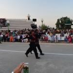 Re, kā soļo! Visi tie vīri ir kaut kādus divus metrus gari un diezgan būdīgi, bet, kad soļo, izskatās pēc tādiem maziem uzvelkamajiem zaldātiņiem. Ļoti veikli sanāk!