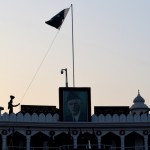 Ceremonija iet uz beigām, visi izsoļojušies, zobenus un kājas izvicinājuši, laiks nolaist karogu no lielajiem vārtiem. Re, kā vārtu pašā augšiņā Pakistānas apmēram dibinātājs Muhameds Ali Džinna, par viņu jau runājām pāris nedēļas atpakaļ. Uz indiešu vārtiem tāpat lepni gozējas Gandijs.