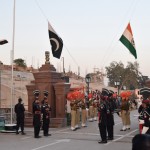 Arī robežkarogi tiek nolaisti. Šeit pakistāņi vienmēr priecājas - re, re, mūsu džeks satina striķīti ātrāk! Un, jā, no tām trim reizēm, kuras ceremoniju redzējām, tiešām vienmēr striķīti ātrāk satin Pakistānas pārstāvis. Nezinu, kāpēc tāds lepnums par striķīša satīšanu, bet tad atkal no otras puses - visi latvieši lepojas ar savu hokeja izlasi, tas jau tas pats vien ir. Hahah, nu gan būšu kādam sabojājis dienu!