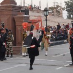 Re, re, re, vismaz vienu kadru noķēru, kur kājas ir gandrīz augšējā pozīcijā! Vēl pēdējās pazīmēšanās un tad jau vārtus arī taisām ciet! Priekšnesums tiešām iespaidīgs, ne bildēs, ne videomateriālos (paskaties jūtūbē) nevar izjust pat ne pusi no tā, ko iespējams baudīt klātienē. Viss tas milzu patriotisms, enerģiskie karavīri u.t.t. u.t.t. Ja kāds atbrauc uz Pakistānu un neapmeklē šo ceremoniju, atļaušos paziņot, ka šis cilvēks ir totāls muļķis!