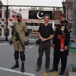 Ferijs tika nobildēties ar glauno sargu. Paskaties, cik priecīgs! Tomēr ne tik priecīgs, kā visi tie dullie pakistāņi, kas pēc tam gribēja nobildēties ar mums. Viens kungs pat izteicās, ka visu ceremonijas laiku esot skatījies uz maniem matiem. Pēc mana aizrādījuma par to, ka jāskatās ceremonija, viņš atbild, ka uz ceremoniju varot atbraukt arī nākamnedēļ, bet tādus matus gan vairs nekad mūžā neredzēt. Tādi, lūk, pigori, haha!