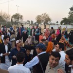 Mūsu fani un selfiju tīkotāji. Re, re, tur pa vidam redzama Karīna, apkārt kaudzēm kungu, visiem pa telefonam, fotoaparātam, selfijstikam, nevar saprast, kurā mirklī uz kuru pusi jāskatās. Arī tie tālāk stāvošie to tik vien gaida, kad varēs tikt pie bildēšanās. Jo pasākums patiešām ir jau beidzies, visiem jādodas mājup, bet nē - gaida bildēšanos. Ievēro zaldātu ar svilpi pašā labajā malā, viņš visus dzen prom, bet neviens neklausa.