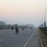 Galu galā mums apkārt aplītī sastājas pulks karavīru ar automātiskajiem ieročiem, un pūli izklīdina. Kad civilie pakistāņi notinušies, arī militāristi izmanto iespēju uzņemt pa selfijam ar bālģīmjiem. Pēc šī tusiņa esmu pilnīgi drošs, ka nekad negribu būt slavenība, tas ir TIK nogurdinoši! Bet atteikt arī kaut kā neērti.