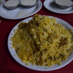 Un kas pilsētā? Birjani!!! Labi, labi, pēdējais! Šoreiz točno apsolos! Bet šo birjani ēdam Lahoras vecajā (vēsturiskajā) barības ielā (food street) - Anarkali. Tāpēc drīkst parādīt. Iela visā garumā pilna ar ēstuvēm - divstāvīgiem restorāniem, mazām ieskrietuvēm, zupas ratiņiem, tīrākām, mazāk tīrām, īsāk sakot - šeit var paēst visu, ko vien sirds kāro. Tas ir, visu, ko vien sirds kāro no pakistāņu ēdieniem, hehe.