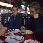 Patiesībā šīs ir Ferija un Martina (otrs attēlā redzamais puisis, kurš, starp citu, nedaudz runā latviski, kādu laiku nodzīvojis Rīgā apmaiņas programmas ietvaros) atvadu vakariņas, rīt viņi dodas uz Indiju. Abi ar Karīnu iekšējā balsošanā ievēlējām Feriju par mūsu izlūku - viņam ļoti līdzīgs maršruts kā mums, tāpēc vienmēr varēsim paprasīt, kas un kā, ko sagaidīt, kā kārtot dokumentus.