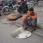 Apbruņojies ar lielu, tīklā ietītu šķīvi, kungs (un tādu kungu ir daudz!) vazājas apkārt pa mazajām ielām, bazāriem un piedāvā nopirkt zvirbuļus (jā, tie tīklā redzamie bumbulīši ir zvirbuļi). Tā arī ne no viena neuzzināju, ko dara ar zvirbuļiem pēc nopirkšanas, bet mans minējums būtu, ka tos lieto par dabīgajiem insekticīdiem. Varbūt, ka arī Pakistānā ir dabas draugi, kas labprāt audzē bio-rāceni. Man gan ir aizdomas, ka šādi dabīgi kukaiņu apkarotāji varētu būt dārgāki par ķīmiskajiem, līdz ar to arī rācenis būs dārgāks. Gan jau šeit arī ir kādi hipsterveidīgie, kas par zvirbuļu rāceni gatavi maksāt daudzkārt augstāku summu. Un labi, ka tā.