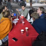 Re, re, reku aiz Karīnas paslēpies arī mūsu mīļākais pakistānis Talha. Bet tas pelēki tērptais kungs otrajā galda pusē ir Amins, kurš brīvi runā krievu valodā, un labprāt savas prasmes liek arī lietā. Dzimis Afganistānā, izmācījies par ārstu Krievijā, tagad strādā Pakistānā. Maskavā pavadītie studiju gadi Aminam devuši ne tikai iemaņas ārstēšanas mākslā, bet arī pamatīgu devu propagandas. Šis stāsta, ka īstenībā mums pēc iespējas ātrāk jāstājas ārā no ES un NATO, jāļauj krieviem pieskatīt mūsu zemīte, jo citādi viss būs slikti. Jau tagad ASV krāmē savas kodolraķetes mūsu teritorijā un ko tik vēl ne. Īsāk sakot, pilna programma. Viņš zina tādus militāros noslēpumus, ko pat Raimondam Bergmanim neviens nesaka.