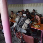 Pietiek dzīvot Lahorā! Nākamajā rītā arī mēs dodamies tālāk. Bet, pirms kāpt vilcienā, uzmini, ko ēdam brokastīs? Es nenoturējos, gribēju tomēr parādīt vēl vienu birjani, hahahahha. Patiesībā rādu ēstuvi, ko atradām blakus stacijai. Šāda skaitās salīdzinoši glauna - ir vietiņa, kur nomazgāt rokas, ir tualete, sēdēt drīkst telpās, tas jau ir līmeni augstāk par strītfūdu.