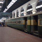 Ja ne tie daži cilvēki rūtainajos kreklos un jaciņās ar rāvējslēdzēju, varētu mierīgi noticēt, ka šī bilde ir no astoņdesmitajiem vai vēl senāka. Viss izskatās kaut kāds tāds, nu, nevis vecs. Nezinu. Sens? Smuki!