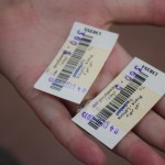 Arī vilciena biļetes mierīgi varētu aizsūtīt laikā atpakaļ uz septiņdesmitajiem un neviens pat nepabrīnītos. Ja nu vienīgi par tiem svītru kodiem. Nu, jā, bet, tā kā neapdomīgi stacijā ieradāmies pašā pēdējā brīdī, protams, visas biļetes ar rezervētām sēdvietām izpārdotas, kas nozīmē, ka mums atliek iegādāties open tickets - iekāpt vilcienā drīkstam, bet tas arī viss, tur mūsu pilnvaras beidzas.