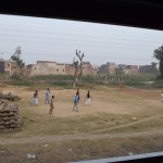 Protams, tikko iekāpjam vagonā, mums uzreiz atvēl sēdvietas. Un pie paša loga! Ne, nu gluži atvēl, bet piedāvā iespēju sabīdīties. Kamēr citi bezbiļetnieki ("open ticket" turētāji) paliek gariem deguniem (tā saka?). Atkal kārtējo reizi tāda neērta sajūta - par ko tad mēs tādi īpaši, samaksājuši esam tikpat, varam taču arī pastāvēt. Bet nē, visi, arī citi kājās stāvošie, ļoti uzstāj, ka tieši mums ir jāsēž. Starp citu, paskaties, kas notiek ārpus vilciena. Vīri spēlē volejbolu! VOLEJBOLU! Nevis kriketu.