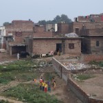 Ciema bērneļi priecīgi māj ar rokām garāmbraucošajam vilcienam. Es māju pretī un steidzu bildēt. Tā, lūk, dzīvo piesliežu pakistāņi.