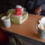 Nepaiet ne pāris stundas, kad mūs jau cienā ar tēju. Jā, vilcienā var iegādāties tēju ar pienu (bez piena? Tā taču nav tēja!) KERAMIKAS krūzēs. Pretī sēdošie vīriņi pēc pacienāšanas saņēmušies arī uz garāku sarunu, iedod savus vārdus, lai visus saaicinām feisbukā, pastāsta, cik katram bērnu, visi ļoti mīļi un ļoti draudzīgi. Es varu rakstīt miljons reizes "mīļi" un vēl miljons "draudzīgi", bet vienalga nekādi neaprakstīt to brīnumaino sajūtu, ko rada pakistāņu sirdsšķīstā viesmīlība un interese par viesiem. Tas ir tik, tik forši!