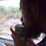 Katram kārtīgam ceļiniekam jābūt apmēram šādai bildei - domīgi skaties pa braucoša vilciena logu un malko tēju. Check.