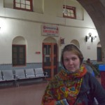 Tā, esam ieradušies Rāvalpindi. Šoreiz Karinčiks ir out of focus ar nolūku, jo patiesībā mērķēju uz zīmi aizmugurē - "Bomb Disposal Unit". Tāds kabinets noteikti nepieciešams katrā sevi cienošā dzelzceļa stacijā, un, protams, tas jāizgrezno ar lielu un lepnu uzrakstu. Kā diez tas notiek? Ierodos uz staciju ar spridzekli, pa ceļam pārdomāju savu rīcību un izlemju no spridzekļa atbrīvoties šeit? Kā? Nesaprotu.