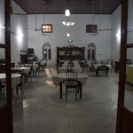 Paskat, cik glauns restorāns Rāvalpindi stacijā! Ar galdautiem, sekciju un sienas pulksteni! Ā, vispār laikam aizmirsu pirms tam paskaidrot, kāpēc vispār šeit esam ieradušies. Rāvalpindi ir Islāmābādas (ļoti daudz garie "ā") dvīņu pilsēta. Islāmābāda ir Pakistānas mākslīgi radītā (uzcelta tikai 1960.ajos gados) galvaspilsēta, kura neplānoti pēdējos pārdesmit gados izpletusies un tādējādi saaugusi kopā ar Rāvalpindi. Patiesībā mūsu galamērķis ir vēl pavisam cits, bet vienīgie prātīgie vilcieni, kas ved uz šo pusi, terminējas Rāvalpindi. Islāmābādas stacija vispār nekam neder!