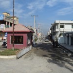 Nē, nonākam mūsu galamērķī Taksilā (jā, tas ir jau nākamajā dienā, protams), un arī šeit viss ir civilizēti. Paskaties uz tām ielām! Neviena atkrituma! Uz Taksilu braucām ciemoties pie mūsu pirmā Pakistāņu drauga Abdula Kadira vecākiem. Pirmais draugs tāpēc, ka bija vienīgais cilvēks visos internetos, kurš piekrita mums uzrakstīt ielūguma vēstuli vīzas uztaisīšanas vajadzībām (jā, lai iegūtu Pakistānas vīzu, vajag ielūgumu no vietējā). Pie vecākiem tāpēc, ka pats Abduls Kadirs kādu brīdi jau strādā un dzīvo Katarā, bet tas itin nemaz nenozīmē, ka neesam laipni aicināti ciemos pie viņa mājās! Tāda, lūk, viesmīlība.