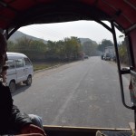 Nolikuši somas Abdula Kadira mājās, dodamies ar "autobusu" uz Hanpuras ezeru. Es tos pārvietošanās līdzekļu nosaukumus vairs nespēju izšķirot, bet šis ir tāds apmēram bulciņu vāģis ar atvērto aizmuguri. Pirmo reizi tādu ieraugot, sarēķināju, ka tā dāsni vērtējot, te varētu ievietot kādus 12-14 cilvēkus. Protams, smagi kļūdījos, izrādās iekšpusē vien var sabāzt ap 20, un tad vēl kādus papildu desmit cilvēkus ārpusē - karājoties pie sāniem, sēžot uz jumta, stāvot uz visiem iespējamajiem kāpslīšiem. Transportēšanās Pakistānā nebeidz pārsteigt.