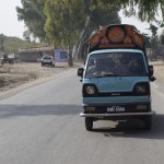 Aiz mums seko vēl viens tāds pats autobuss, māj ar roku, mirkšķina lampām, visādi cenšas pievērst manu uzmanību. Kad sāku bildēt, abi iekšā sēdošie kungi apmierināti smaida.