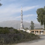 Autobuss mūs izsēdina Hanpurā, pilsētā, nevis ezerā. Tālāk jāštuko ceļš pašiem. Labi, ka ir tik noderīgs rīks kā Maps.ME aplikācija telefonā, tur sameklēju, ka līdz ezeram tik vien kā pāris kilometri. Labi, tālāk iesim kājām. Nezinu, cik ļaudis dzīvo Hanpurā, bet vienalga šķiet, ka viņu minarets ir nepieklājīgi augsts tik mazam ciemam. Starp citu, šī ir jau trešā Pakistānas province, kuru apmeklējam - Ziemeļrietumu pierobežas province jeb modernajā nosaukumā, kurš gan vēl nav latviskots – Khyber Pakhtunkhwa.